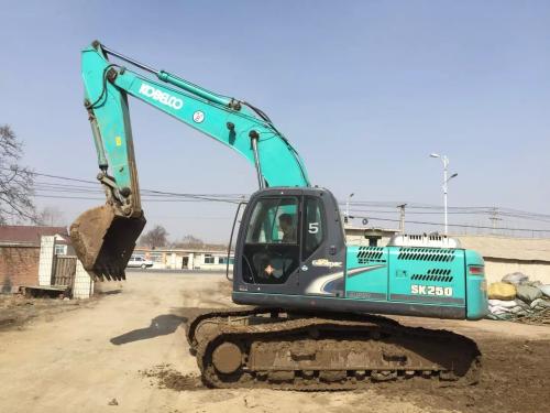 神鋼挖掘機發動機冒白煙的原因是什么?