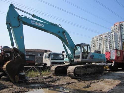 挖掘機(jī)發(fā)動機(jī)工作正常，但工作裝置無動作