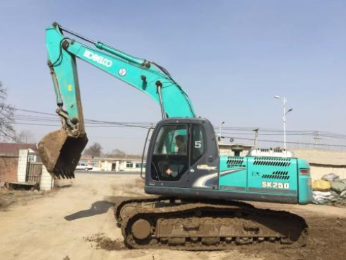 神鋼挖掘機發動機冒白煙的原因是什么?